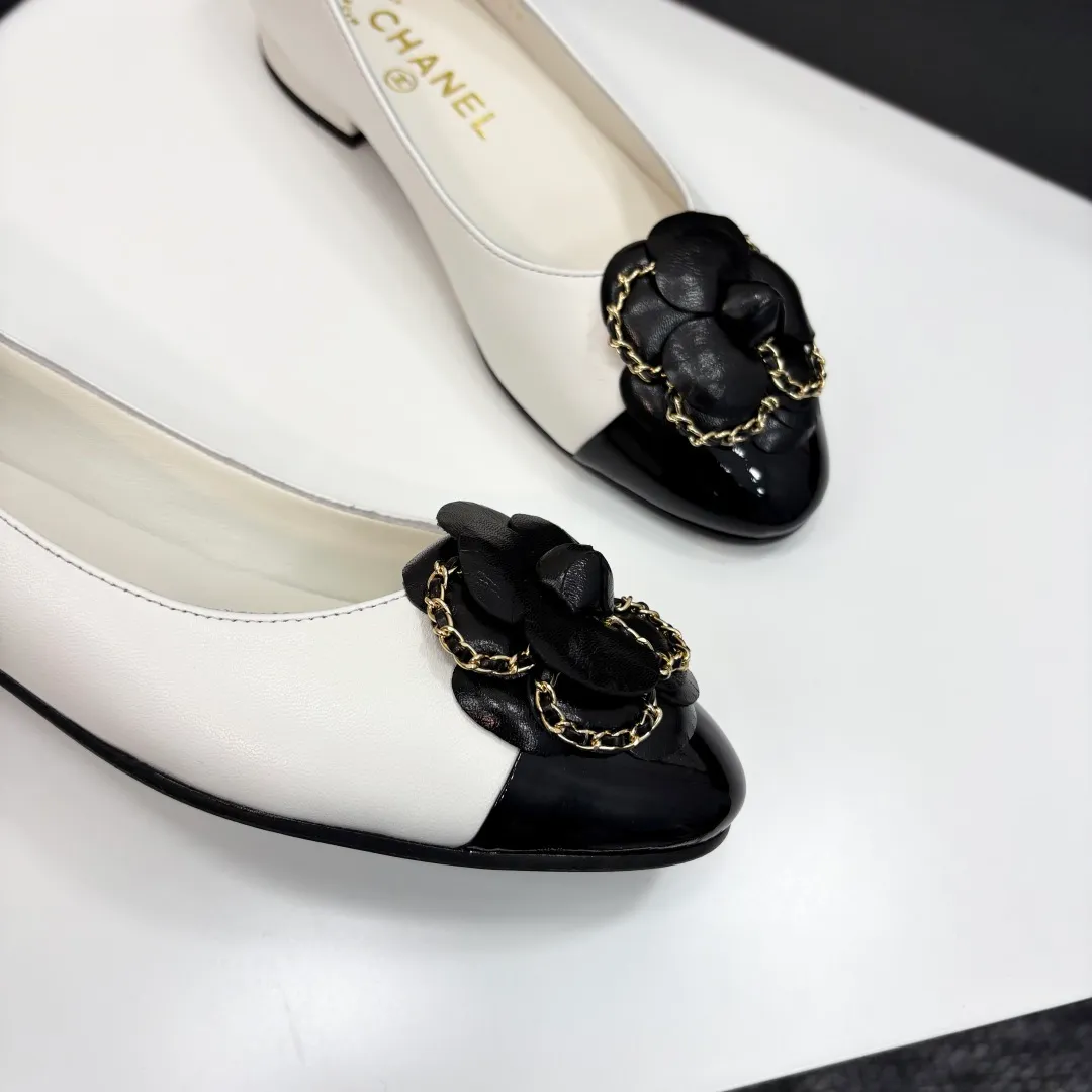 👟👟Ex-factory price 580👟👟 CHANEL｜Chanel Chanel 25C early spring new product Camellia series flat shoes This season’s Camellia series is really beautiful😍 Grandma Xiang’s family has always been elegant and ladylike, full of high-end sense! It’s very nice on the feet~ Whether worn barefoot or paired with skirts or trousers, it’s very versatile! Incomparably beautiful! Extraordinarily fairy 🧚 Overwhelmingly girly‼ ️ The upper is made of imported lambskin, the lining is made of mixed sheepskin, and the Italian A-grade leather outsole Size: 35-39 (40/41 customized)